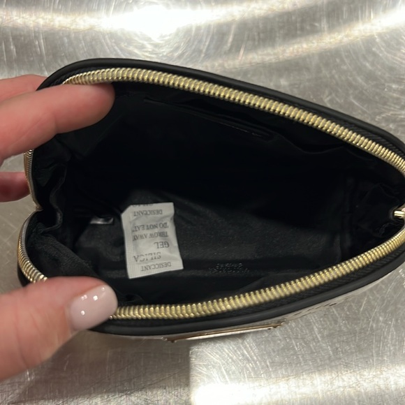 NWT Victoria’s Secret Makeup Bag - Picture 6 of 7